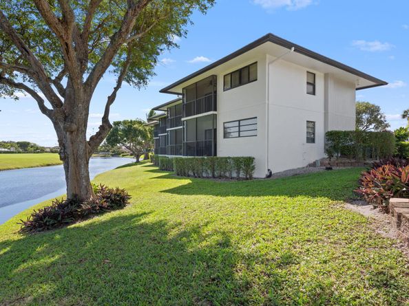 451 Greensward Lane 201B, Delray Beach FL 33445