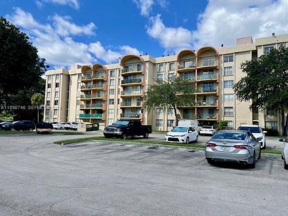 9350 Fontainebleau Boulevard 408, Miami FL 33172