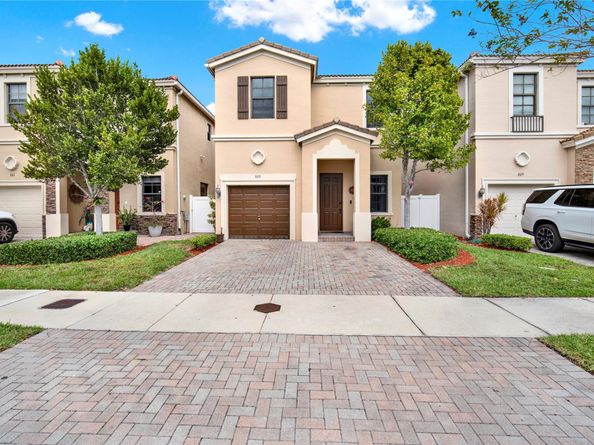 805 NE 191st St, Miami FL 33179
