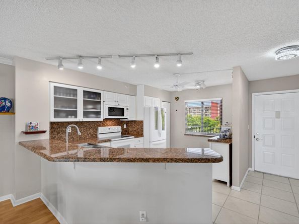 2205 S Cypress Bend Dr 505, Pompano Beach FL 33069