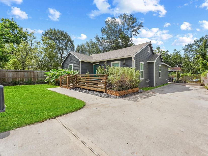 3450 Noah Street, Houston TX 77021