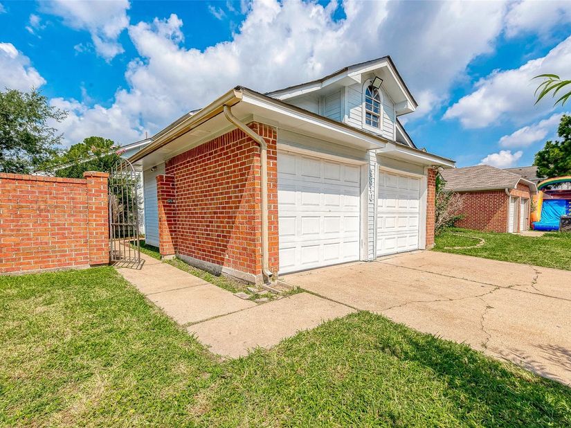 9310 Corner Oaks Ln, Houston TX 77036