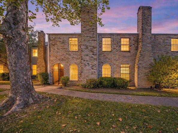 8726 Wilcrest Drive 8726, Houston TX 77099