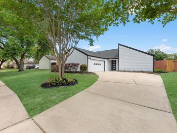 2231 Round Lake Dr