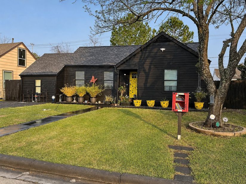 2043 Des Jardines Street, Houston TX 77023