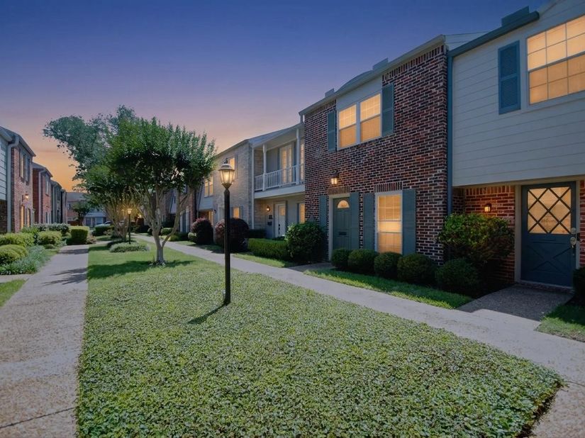 12739 Huntingwick Drive 151, Houston TX 77024