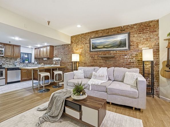 39 Hemenway St 27, Boston MA 02115