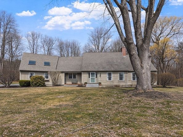 40 Pelham Dr, Fitchburg MA 01420