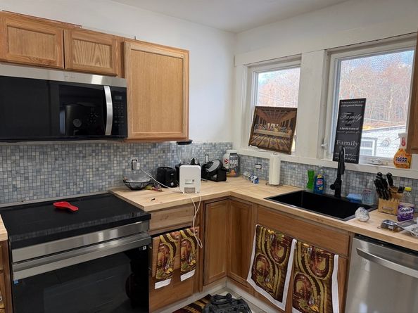 52 Quincy St, Holbrook MA 02343