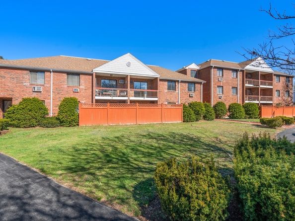 655 Saw Mill Brook Pkwy 9, Newton MA 02459