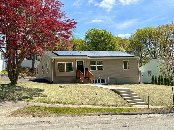 8 Sussex Ln, Worcester MA 01602