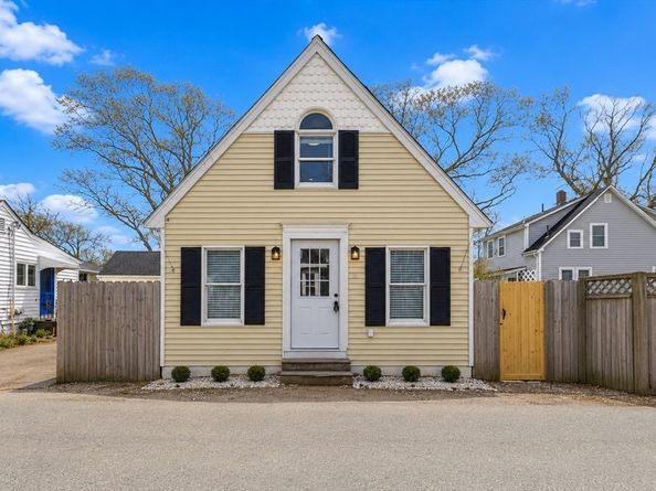 8 Cottage St, Wareham MA 02571