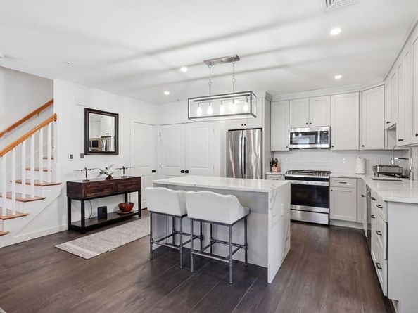 910 Saratoga St 20, Boston MA 02128