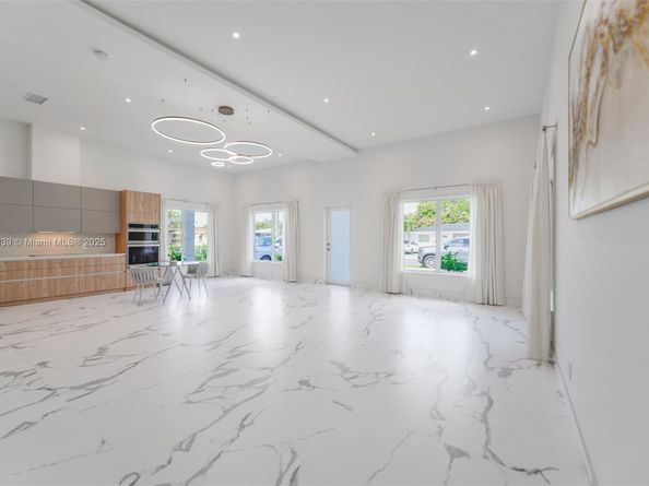 635 SW 9th St, Hallandale Beach FL 33009