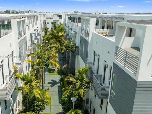 9133 NW 33rd St, Doral FL 33172