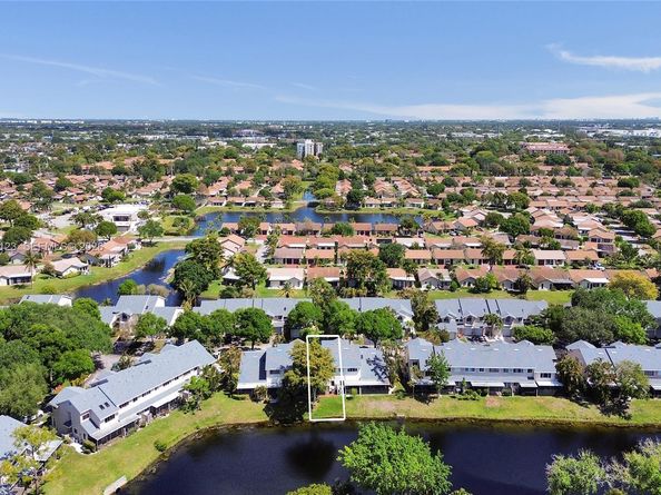 2062 E Discovery Cir E, Deerfield Beach FL 33442