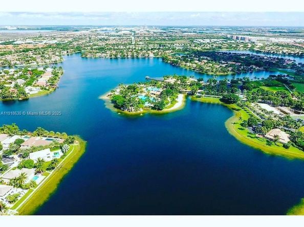 10794 NW 70th St, Doral FL 33178