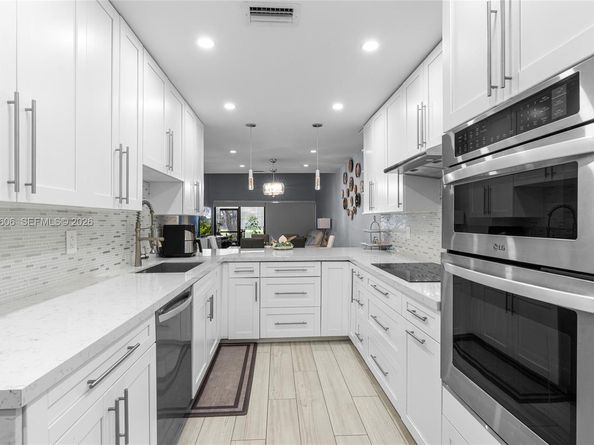 1064 NW 97th Ave, Pembroke Pines FL 33024