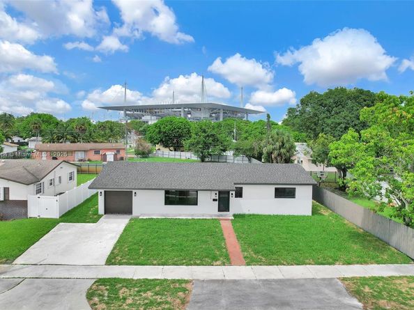 2225 NW 195th St, Miami Gardens FL 33056