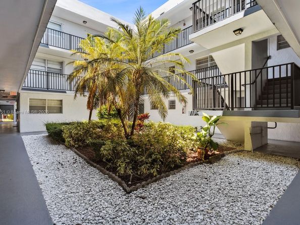 1800 SW 25th St 2102, Miami FL 33133