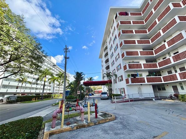 3660 NE 166th St 415, North Miami Beach FL 33160