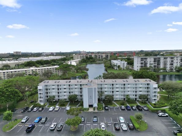 2220 N Cypress Bend Dr 310, Pompano Beach FL 33069