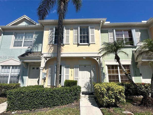 16769 Hemingway Dr, Weston FL 33326