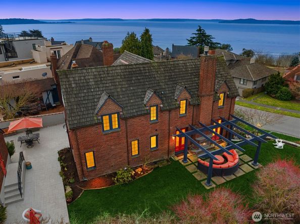 2256 W Viewmont Way W, Seattle WA 98199