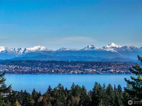 1939 E Crescent Drive, Seattle WA 98112