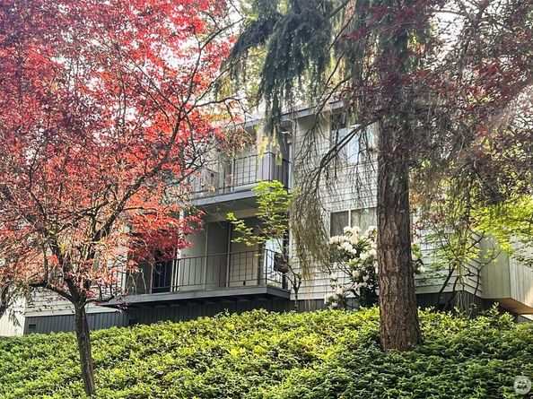 3838 Lake Washington Boulevard SE B5, Bellevue WA 98006