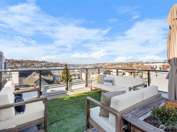 2212 Franklin Avenue E