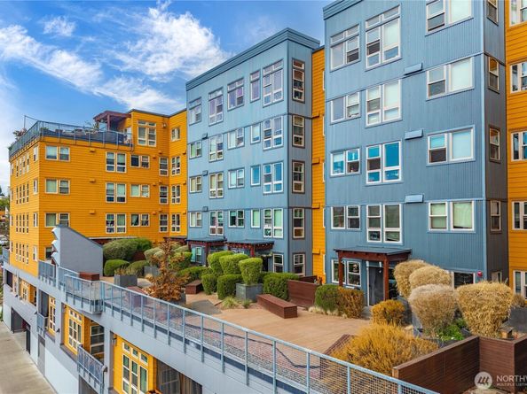 827 Hiawatha Place S 204, Seattle WA 98144