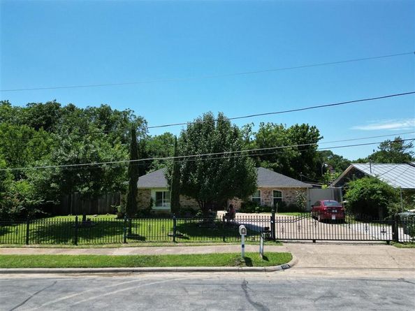 1825 E Shore Drive , Dallas Texas 75217