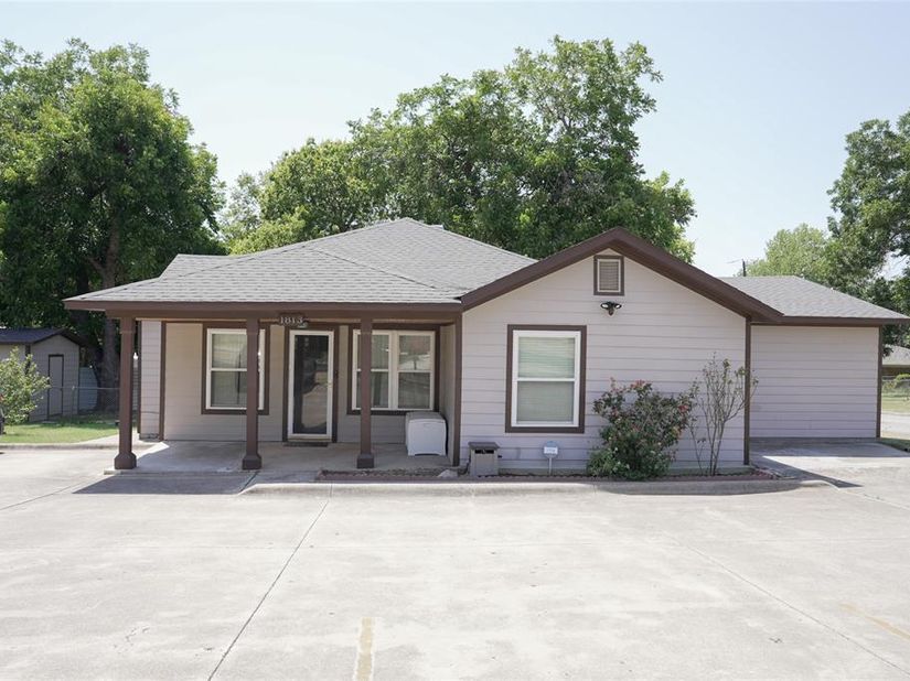 1813  Roberts Cut Off Road , River Oaks Texas 76114