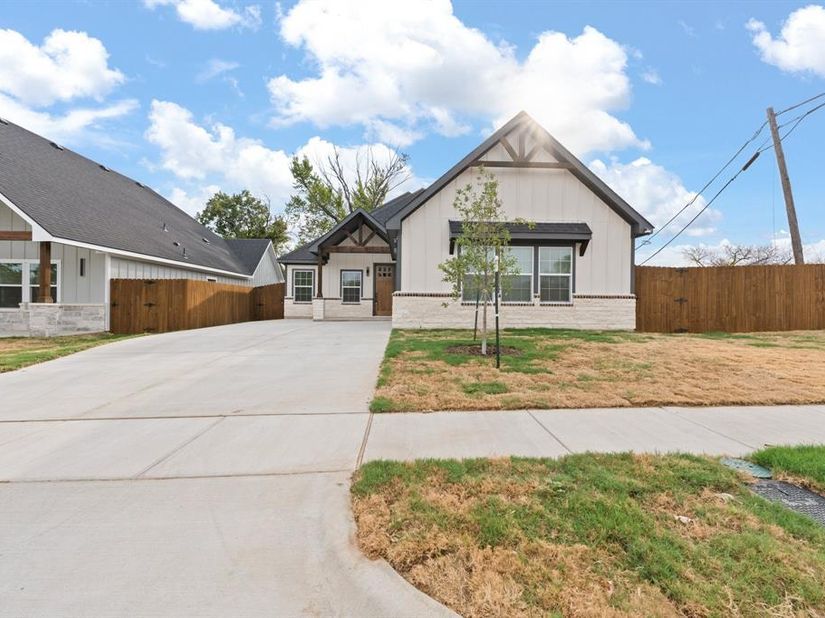 813  Tierney Road , Fort Worth Texas 76112
