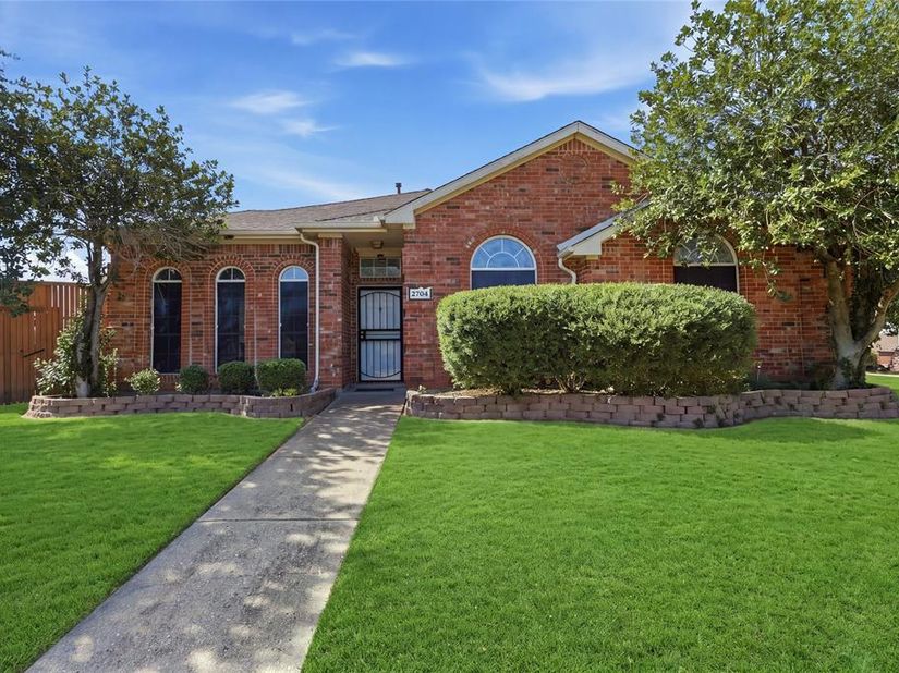 2704  Oak Creek , Mesquite Texas 75181