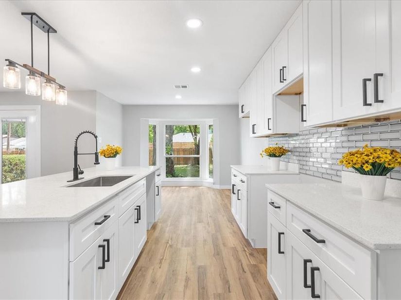 706 W Five Mile Parkway , Dallas Texas 75224