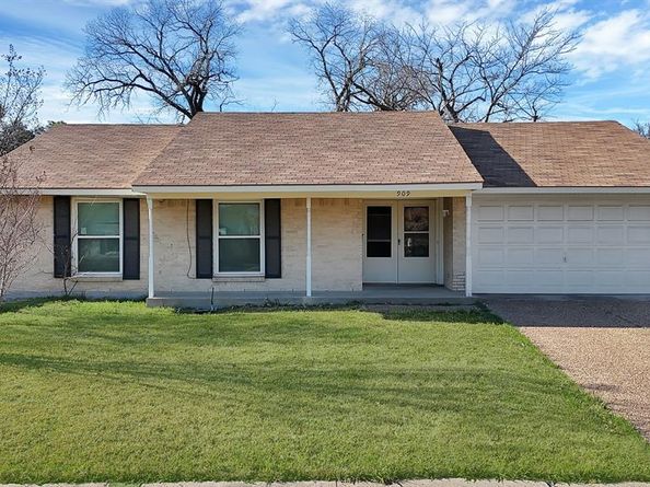 909  Ravencroft Drive , Garland Texas 75043