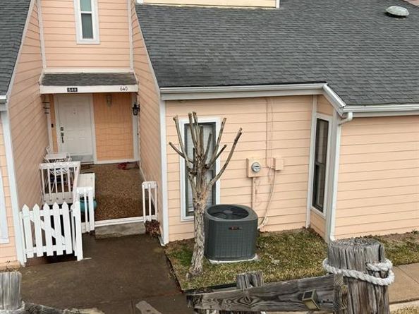 640  Harbor Drive , Azle Texas 76020