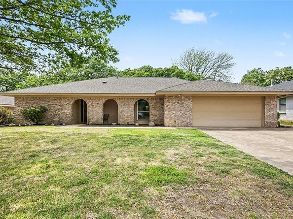 2805  Autumn Drive , Hurst Texas 76054