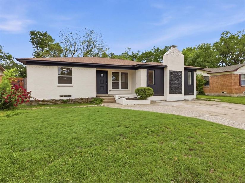 1112  Noble Avenue , Carrollton Texas 75006
