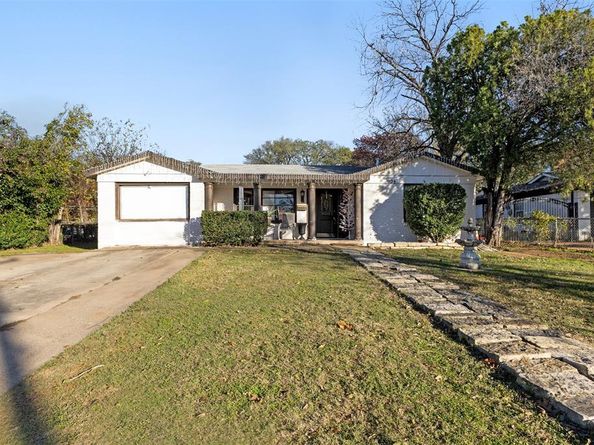 938  Gillham Road , River Oaks Texas 76114