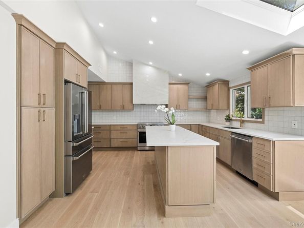 6 Washington Avenue, Dix Hills NY 11746