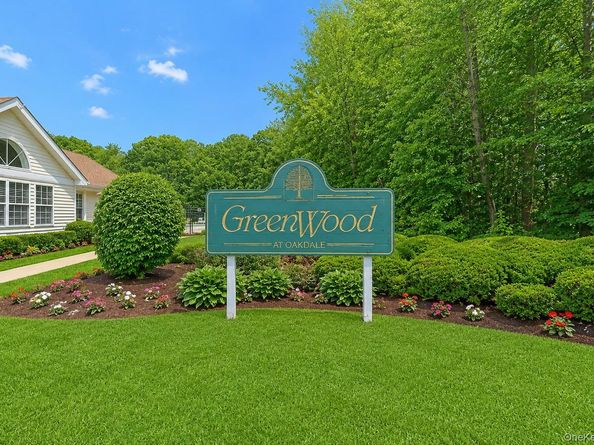 532 Race Place, Oakdale NY 11769