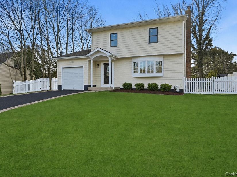 10 Curlin Lane, Saint James NY 11780