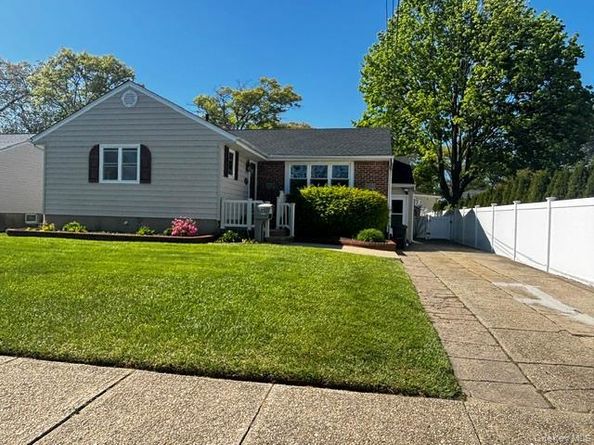 185 Audley Court, Copiague NY 11726