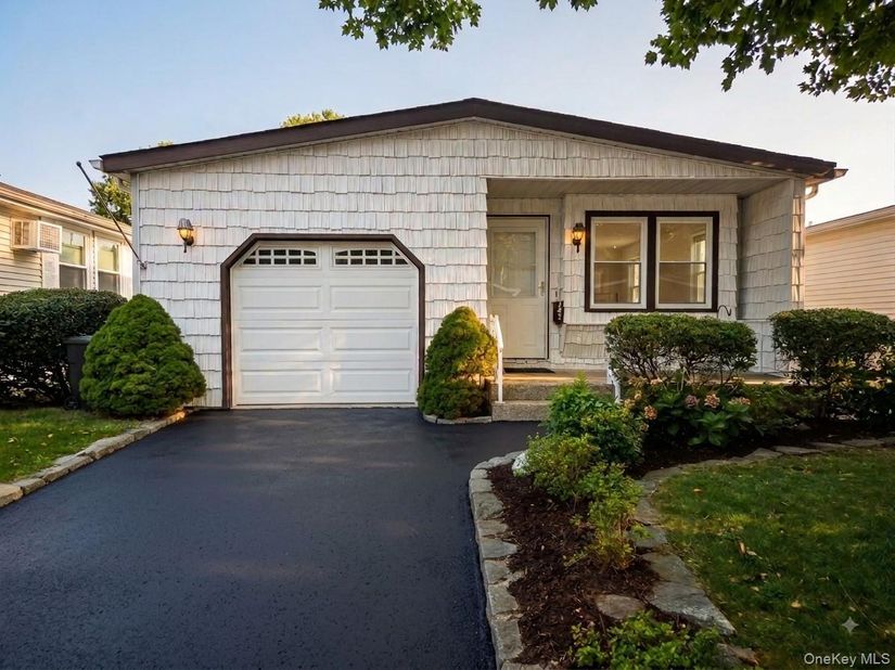162 Village Circle W, Manorville NY 11949