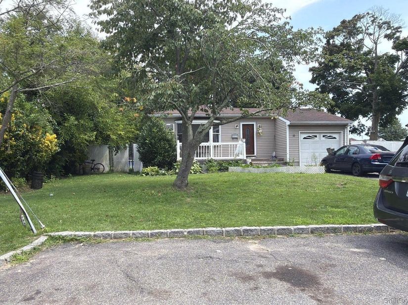 19 Chapman Place, Bay Shore NY 11706