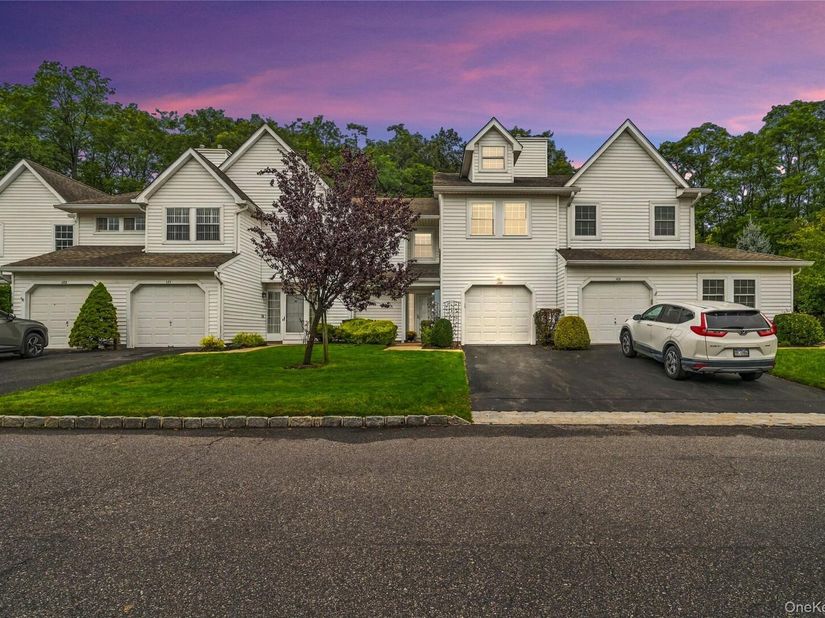 170 Thomas Lane, East Setauket NY 11733