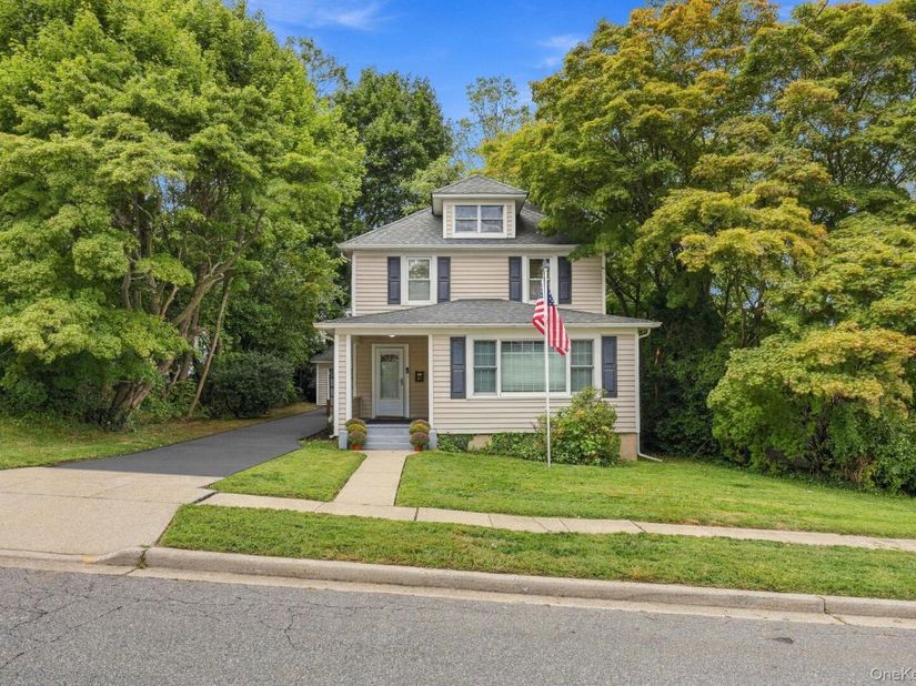 24 Bella Vista Street, Locust Valley NY 11560